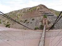 El puente colgante resiste estoico los embates del riguroso clima boliviano