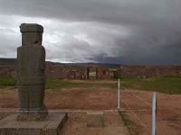 Los monolitos de Tiwanaku, enfrentan  de pié, el  "invierno altiplánico"