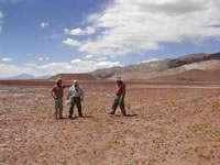 El Salar de Pocitos, una extraña coloración rojiza que ameritaba una "inspección ocular" detallada.