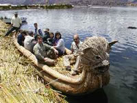 Nuestro "taxi" nos pasea por el mítico lago Titicaca.